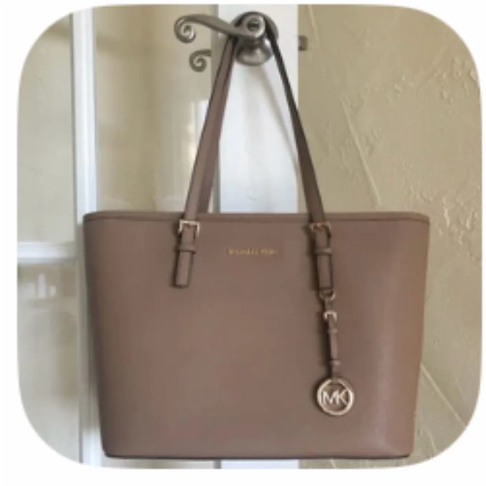 Michael Kors Jet Set Travel Tote Bag Taupe Large MK Logo Charm - Picture 3 of 3